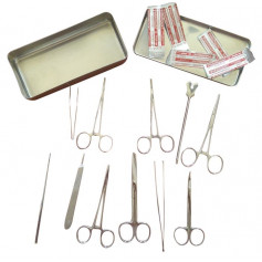 Boîte avec instruments pour petite chirurgie