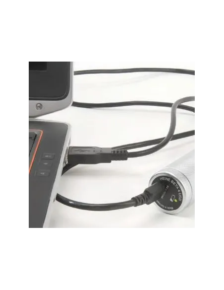 Poignée rechargeable Heine Beta® 4 USB connectée à un ordinateur