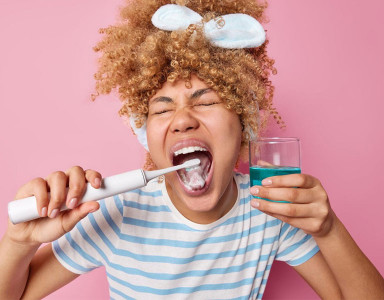 Brosse à dents électrique ou manuelle, bain de bouche… Les habitudes des français et le point de vue scientifique.