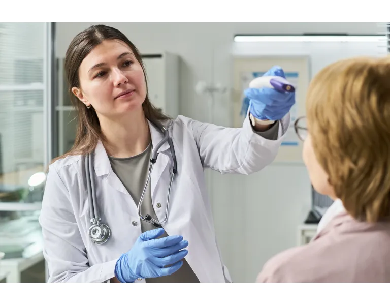 Thermomètre infrarouge ou auriculaire : lequel choisir pour votre cabinet médical ?