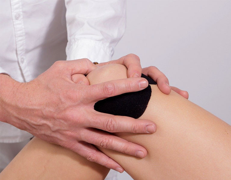 Peut-on voyager en cas d’arthrose du genou ?