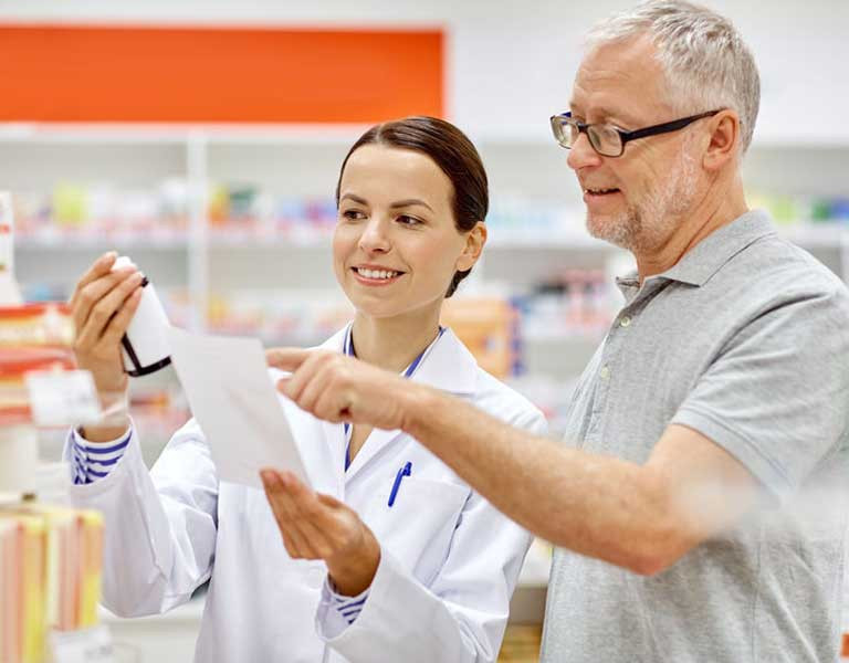 Quelle est la contribution du pharmacien d'officine face aux enjeux majeurs de santé publique ?